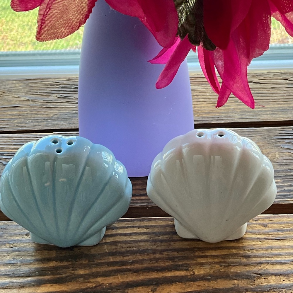 Shell-Shaped Ceramic Salt and Pepper Shakers - Blue and White - Picture 4 of 6
